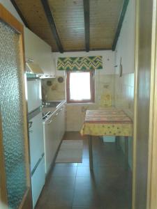 a small kitchen with a table and a window at Mansarda in montagna in Abetone