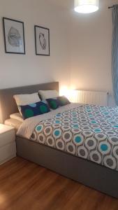 een groot bed in een slaapkamer met bij MJ Apartament Spokojna in Wisła