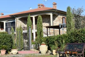 une maison avec une porte devant elle dans l'établissement Agriturismo La Spiga, à Montecatini Val di Cecina