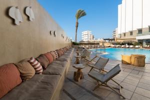 Majoituspaikassa Blue Sky City Beach Hotel tai sen lähellä sijaitseva uima-allas