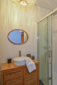 La salle de bains est pourvue d'un lavabo et d'un miroir. dans l'établissement COSY APPARTEMENT EN PLEIN CENTRE-VILLE !!!, à Avignon