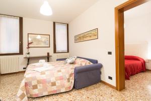 - une chambre avec un lit et une couverture rouge dans l'établissement Rialto Dream - Wifi, à Venise