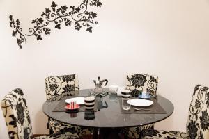een zwart-witte eetkamer met een tafel en stoelen bij Rialto Dream - Wifi in Venetië +5 foto's