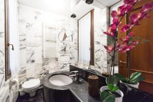 La salle de bains est pourvue d'un lavabo, de toilettes et d'un miroir. dans l'établissement Rialto Dream - Wifi, à Venise