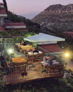 eine Gruppe von Personen, die in einem Restaurant an Tischen sitzen in der Unterkunft Apartments "Old house Pajovic" in Virpazar