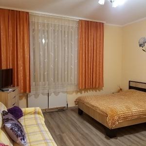 Un pat sau paturi într-o cameră la Смарт-апартаменти " Lutskyj zamok"