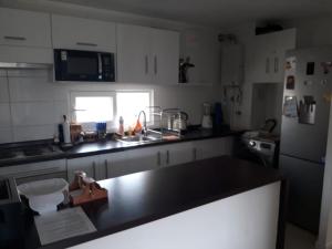 A cozinha ou cozinha compacta de Departamento 3D-2B Lomas de Papudo 3