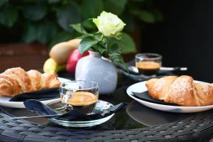 a table with plates of bread and glasses of tea at Charming Roma in Rome