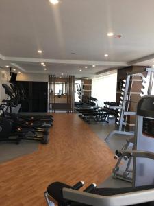 einen Fitnessraum mit vielen Laufbändern und Trainingsgeräten in der Unterkunft One Madison Place, Tower 2 - 10N MEGAWORLD Iloilo in Iloilo City