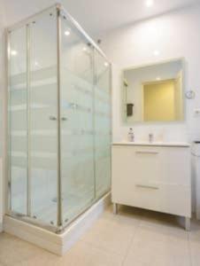 y baño con ducha acristalada y lavamanos. en Apartamento Les Pedreres, en Girona