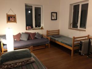 ein Wohnzimmer mit 2 Betten und einem Sofa in der Unterkunft Udabno Hostel in Udabno