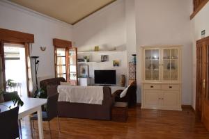 sala de estar con sofá y TV en Apartamento Belmecher, en Estella