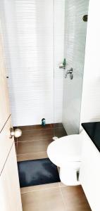 a bathroom with a shower and a white sink at Condominio peñazul la morada lo mejor in Girardot