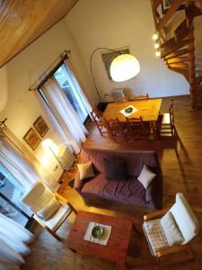 uma vista superior de uma sala de estar com um sofá e uma mesa em Apartament Donadó - Port del Comte em La Coma i la Pedra