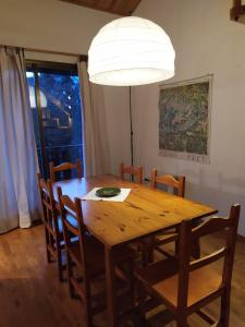 uma mesa de jantar com cadeiras e um candeeiro em Apartament Donadó - Port del Comte em La Coma i la Pedra