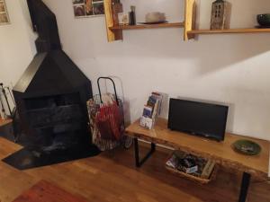 sala de estar con TV y chimenea en Apartament Donadó - Port del Comte, en La Coma i la Pedra