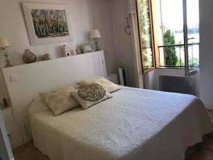 Ένα ή περισσότερα κρεβάτια σε δωμάτιο στο Le Provençal Duplex piscine jardin le Luberon +28 φωτογραφίες