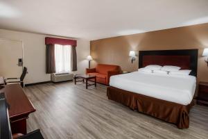 Postel nebo postele na pokoji v ubytování Days Inn & Suites by Wyndham Tyler