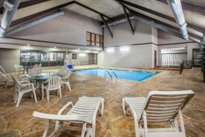 Bazén v ubytování Days Inn & Suites by Wyndham Tyler nebo v jeho okolí