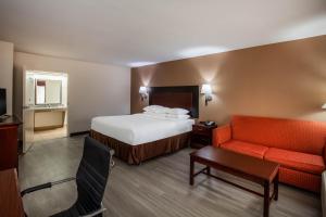 Postel nebo postele na pokoji v ubytování Days Inn & Suites by Wyndham Tyler