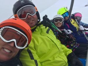 een groep mensen op een skilift bij Orcieres joli studio in Orcières +5 foto's