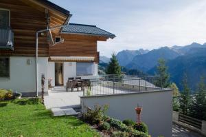 a house with a balcony with a view of mountains at Apartment Stark in Fontanella