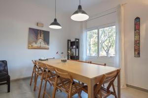 a dining room with a wooden table and chairs at Apartamentos Tarradellas Sants Estació in Barcelona