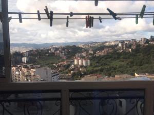 een raam met uitzicht op de stad bij Super appartement de luxe T4 a la ville de Bejaia in Bejaïa