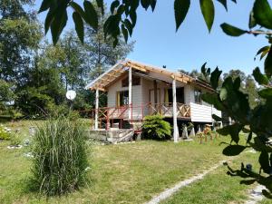 una casa con techo de paja en Cabañas Aliwen Panguipulli, en Panguipulli