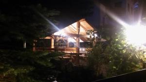 uma cabana de madeira à noite com luzes em Wiking em Szklarska Poręba