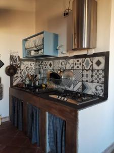 a kitchen with a stove and a counter top at Intero alloggio - Casale a Sant'Alfio immerso nel verde in SantʼAlfio