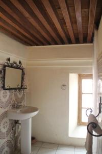 a bathroom with a sink and a window at La maison des Lallas in Sefrou