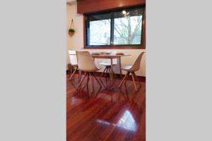 Zdjęcie z galerii obiektu Apartamento completo con parking privado y WiFi en San Roque w mieście Vigo