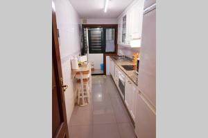 Kuchnia lub aneks kuchenny w obiekcie Apartamento completo con parking privado y WiFi en San Roque