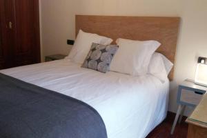 Łóżko lub łóżka w pokoju w obiekcie Apartamento completo con parking privado y WiFi en San Roque