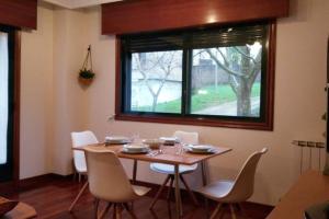 Zdjęcie z galerii obiektu Apartamento completo con parking privado y WiFi en San Roque w mieście Vigo
