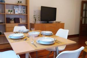 Telewizja i/lub zestaw kina domowego w obiekcie Apartamento completo con parking privado y WiFi en San Roque