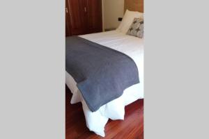 Łóżko lub łóżka w pokoju w obiekcie Apartamento completo con parking privado y WiFi en San Roque