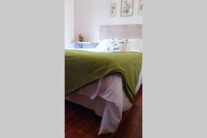 Łóżko lub łóżka w pokoju w obiekcie Apartamento completo con parking privado y WiFi en San Roque