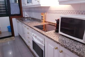 Kuchnia lub aneks kuchenny w obiekcie Apartamento completo con parking privado y WiFi en San Roque