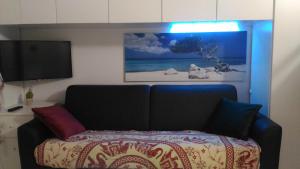 a couch in a room with a painting on the wall at aMare il mare in Porto Recanati
