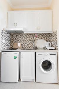 Kuchyň nebo kuchyňský kout v ubytování Beachfront Apartments + 29 fotografií