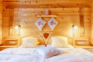Ein Bett oder Betten in einem Zimmer der Unterkunft Feriendorf - Hüttendorf - Gröbming