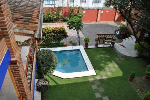 una vista aérea de un patio trasero con piscina en Hotel Zaragoza, en Tepoztlán