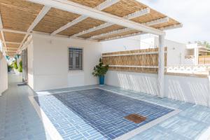 een huis met een blauwe tegelvloer en een houten plafond bij Cielo e Mare in Marina di Mancaversa