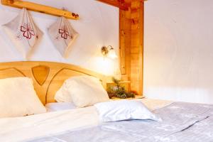 Ein Bett oder Betten in einem Zimmer der Unterkunft Feriendorf - Hüttendorf - Gröbming
