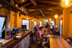 un grupo de personas sentadas en un bar en un restaurante en Pueblo Indio en Tilcara