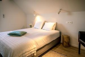 Tempat tidur dalam kamar di B&B De Woestijn