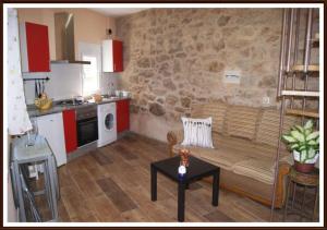 Apartamento en zona rustica de Camariñas في كامارينياس: مطبخ وغرفة معيشة مع أريكة وطاولة