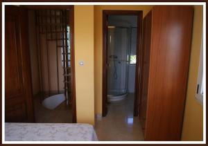 a room with a bedroom with a bed and a bathroom at Apartamento en zona rustica de Camariñas in Camariñas
